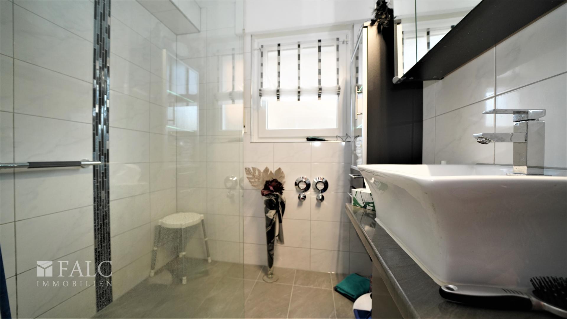 EG (rechts) - Badezimmer